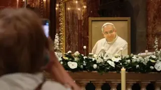 Чутовен скандал пред гроба на папата, осъден кардинал шокира с ход