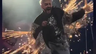 Филип Киркоров се подпали на сцената ВИДЕО