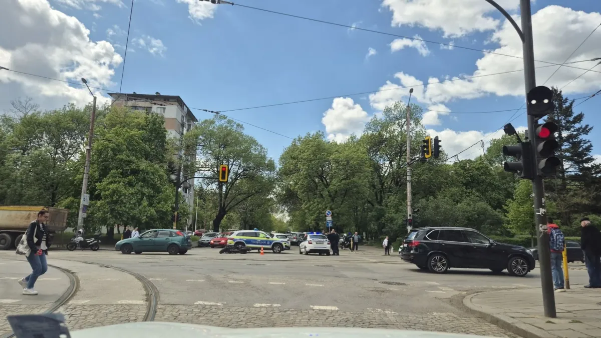 Само в БЛИЦ! Кошмар на ключов столичен булевард, мъж лежи на платното СНИМКА