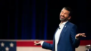 Кой посрещна с печено прасенце Доналд Тръмп-младши