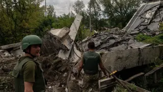 Човек на Guardian от фронта: Кучетата ядат останките от труповете на руски капитани и полковници
