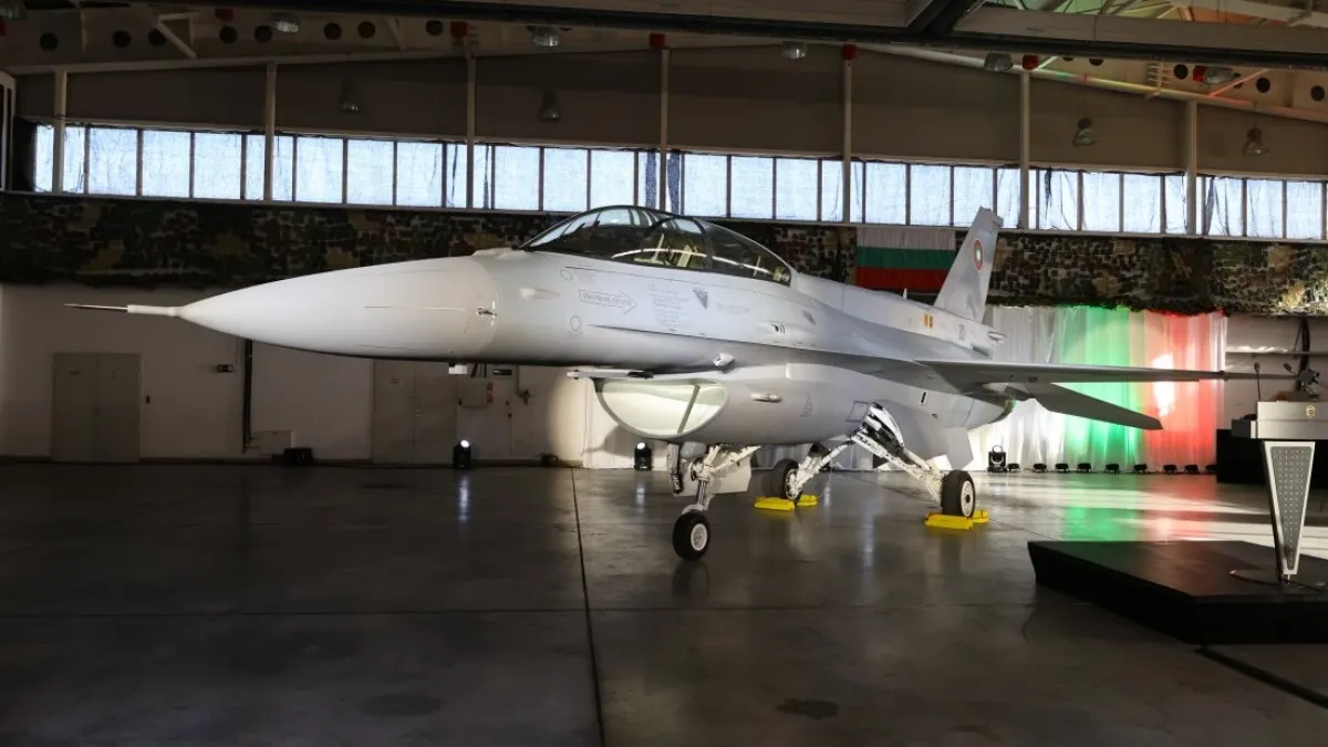 Военният парад за 6 май ще мине без новия изтребител F-16, причината
