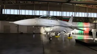 Военният парад за 6 май ще мине без новия изтребител F-16, причината