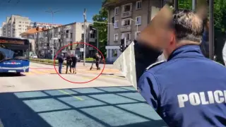 Бесен екшън в Бургас между младежи с тротинетки, шофьор на автобус и полицаи СНИМКИ