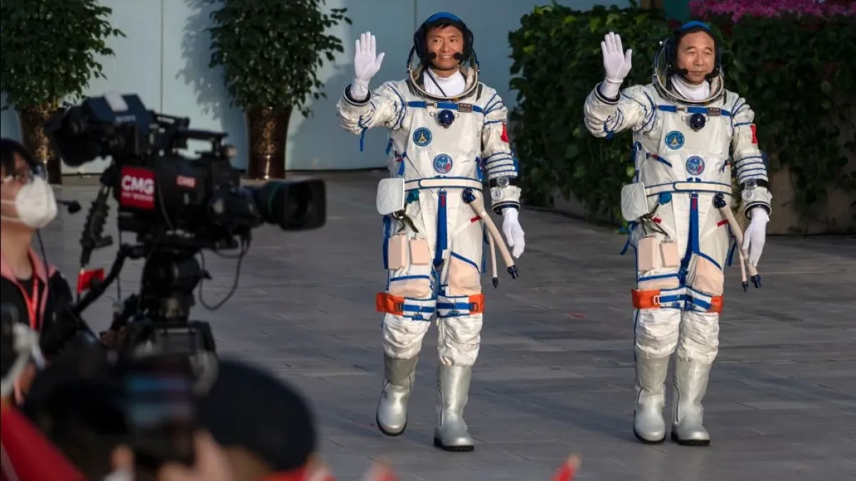 Китайските астронавти от Shenzhou-19 се завърнаха на Земята ВИДЕО