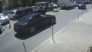 Ужасяваща маневра в Бургас: Шофьор "на шега" полетя към пешеходци ВИДЕО