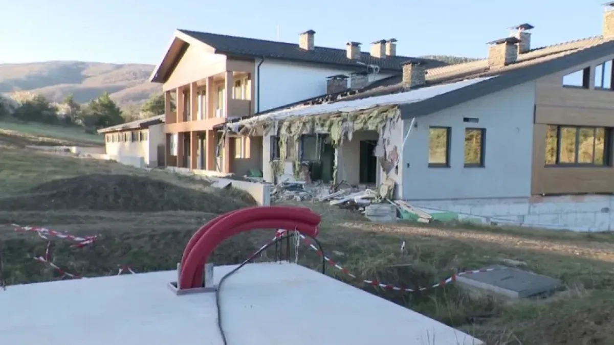 Пак бутат незаконния палат на Румен Гайтански на язовир Искър 