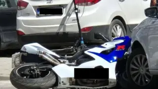 Зрелищна катастрофа в Пловдив – моторист лежи на платното СНИМКИ