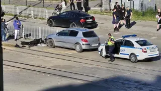 Странно и загадъчно меле в София, полицаи и минувачи в шок СНИМКИ