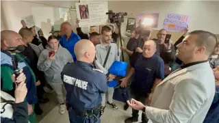 Напрежението на протеста заради убитата Маги ескалира, счупени прозорци и червена боя