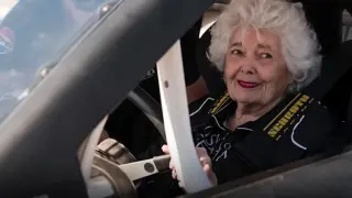 83-г. жена подкара бързо спортна кола и осъществи мечтата на живота си ВИДЕО