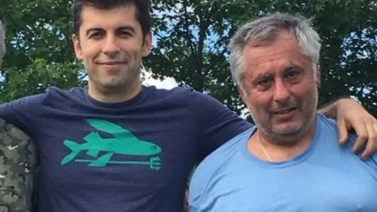 „Татко не дава“! Билборд изобличи Кирил Петков и баща му за ужаса на АМ „Струма“