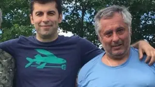 „Татко не дава“! Билборд изобличи Кирил Петков и баща му за ужаса на АМ „Струма“
