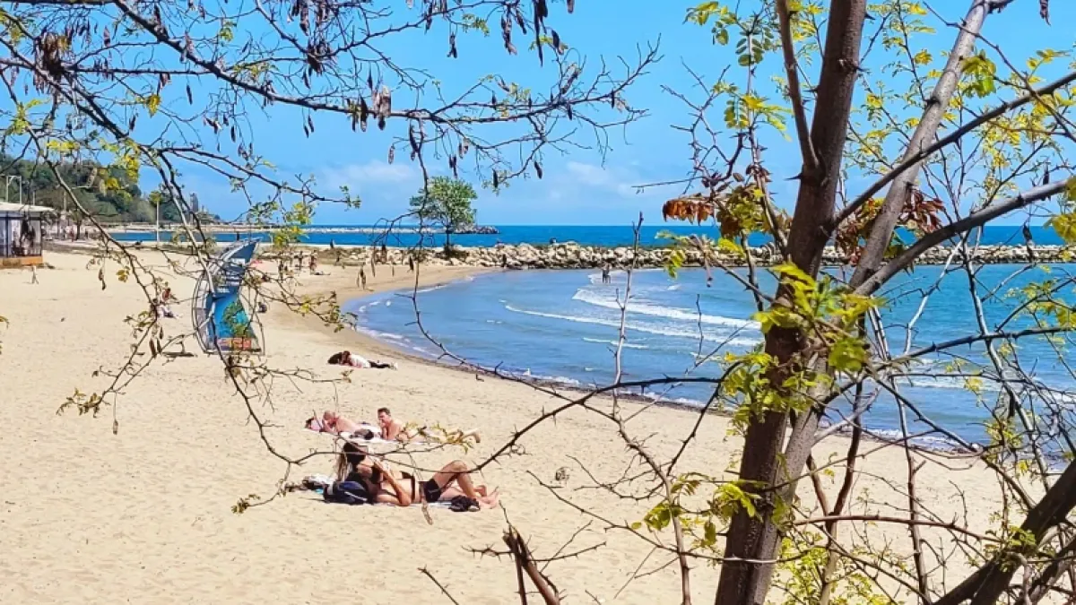 Пролетта и лятото се сляха! Варненци излязоха на плаж, Морската се пука по шевовете СНИМКИ 