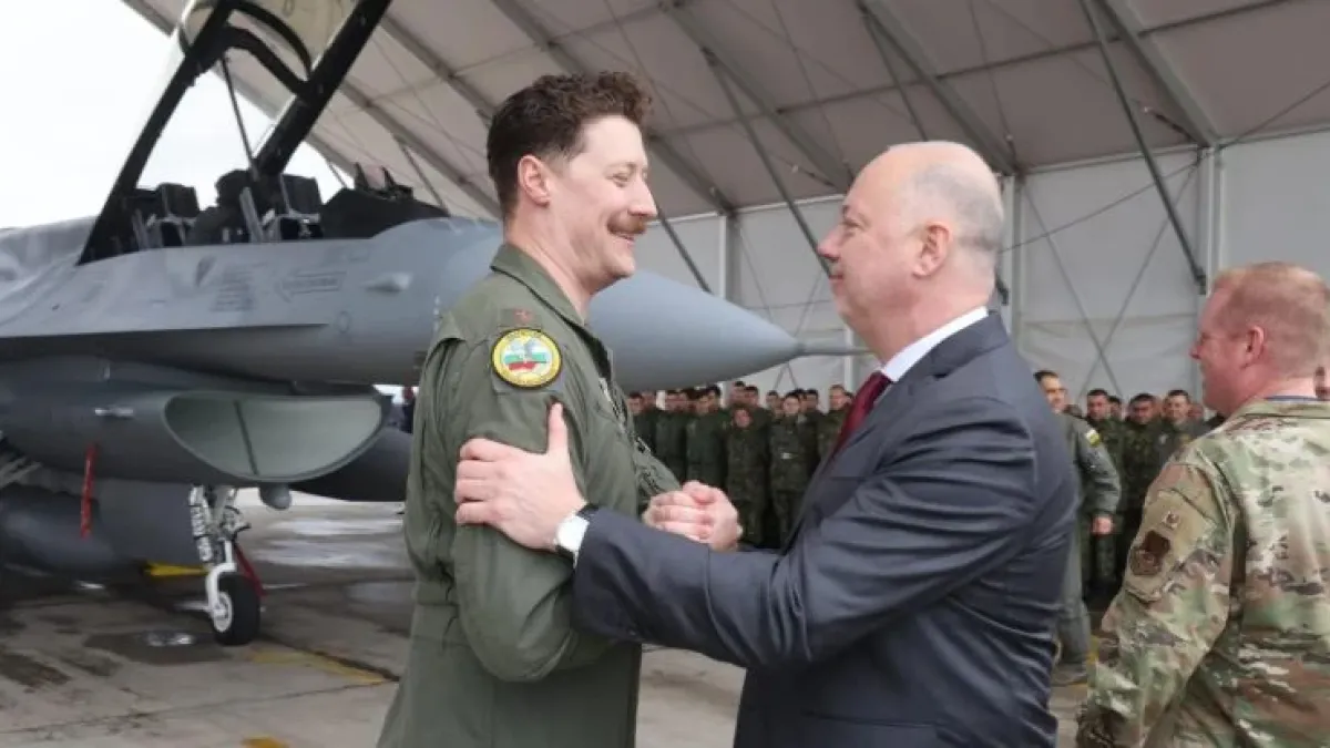 Жокера, докарал първия F-16, остава в България, за да...