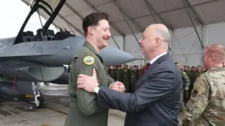 Жокера, докарал първия F-16, остава в България, за да...