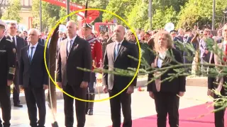 Под строй: Радев и Желязков рамо до рамо, а до тях... ВИДЕО