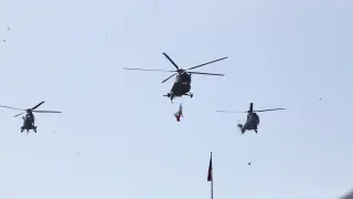 Трибагреникът в небето над София, а на земята 700 военни маршируват СНИМКИ