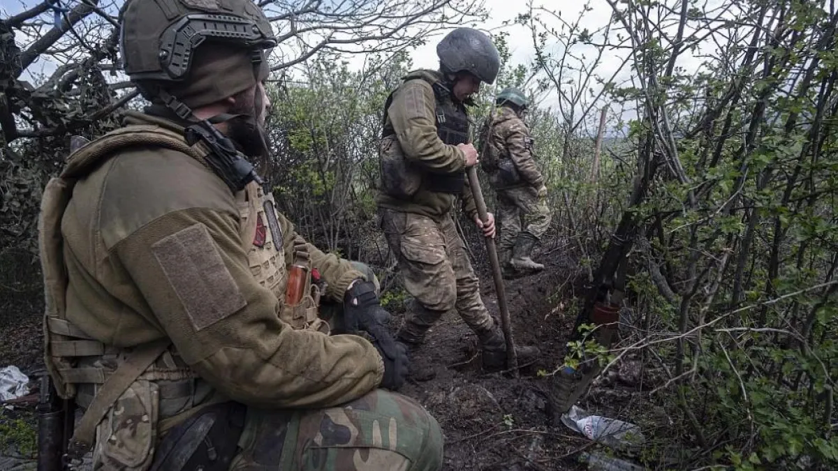 Джипове и пачки за бягство от войната: Гръмна афера на украинската граница