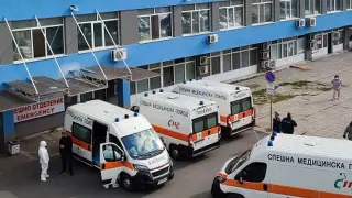 Дете е убито в Бургас, пред болницата е страшно СНИМКИ