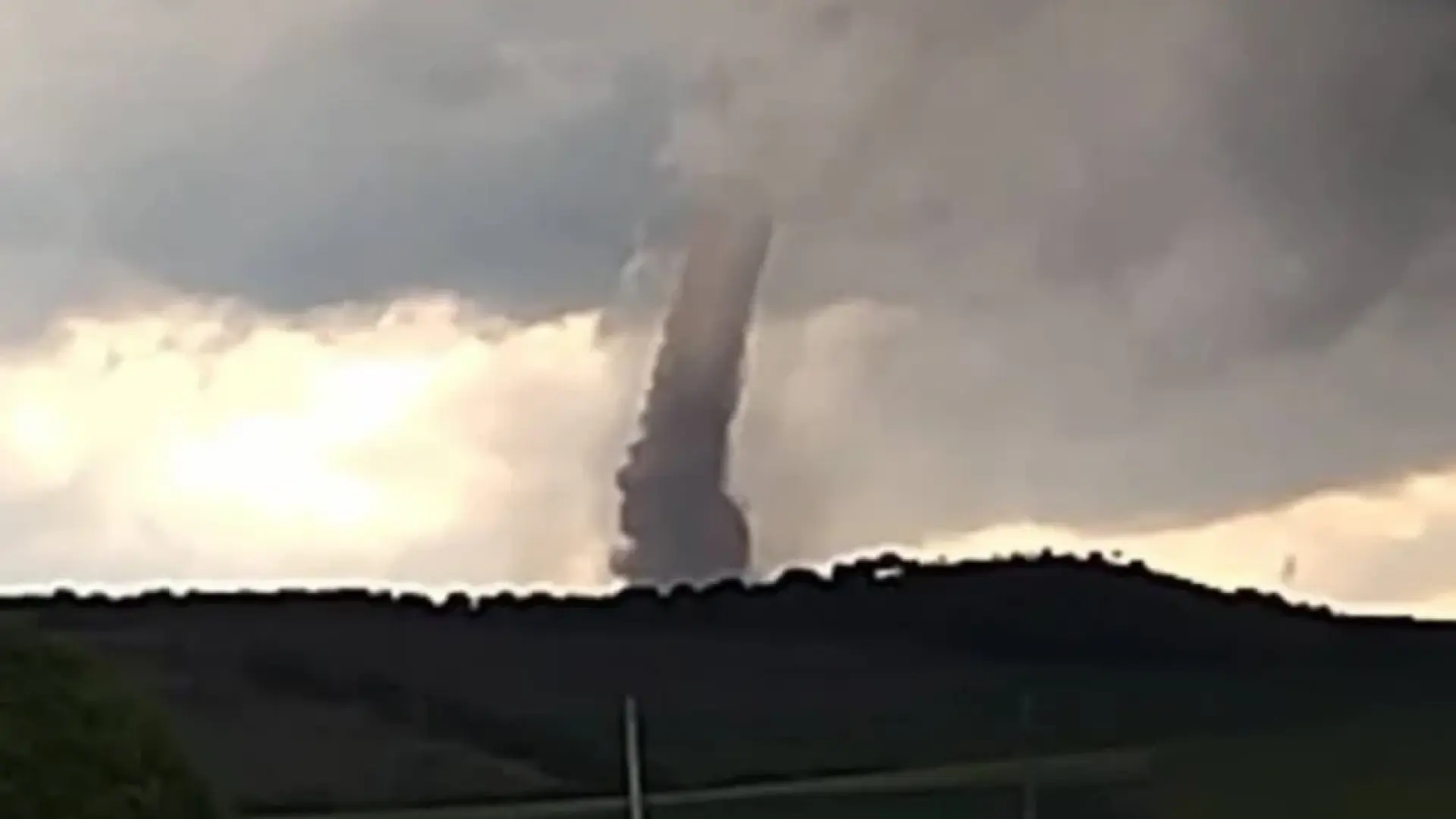 Ужас в Румъния: Паника заради мощно торнадо ВИДЕО