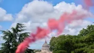 Какво се случва? Розов дим изпуши над Ватикана ВИДЕО
