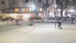 Тротинеткаджия помете полицай на пъпа на Плевен ВИДЕО 