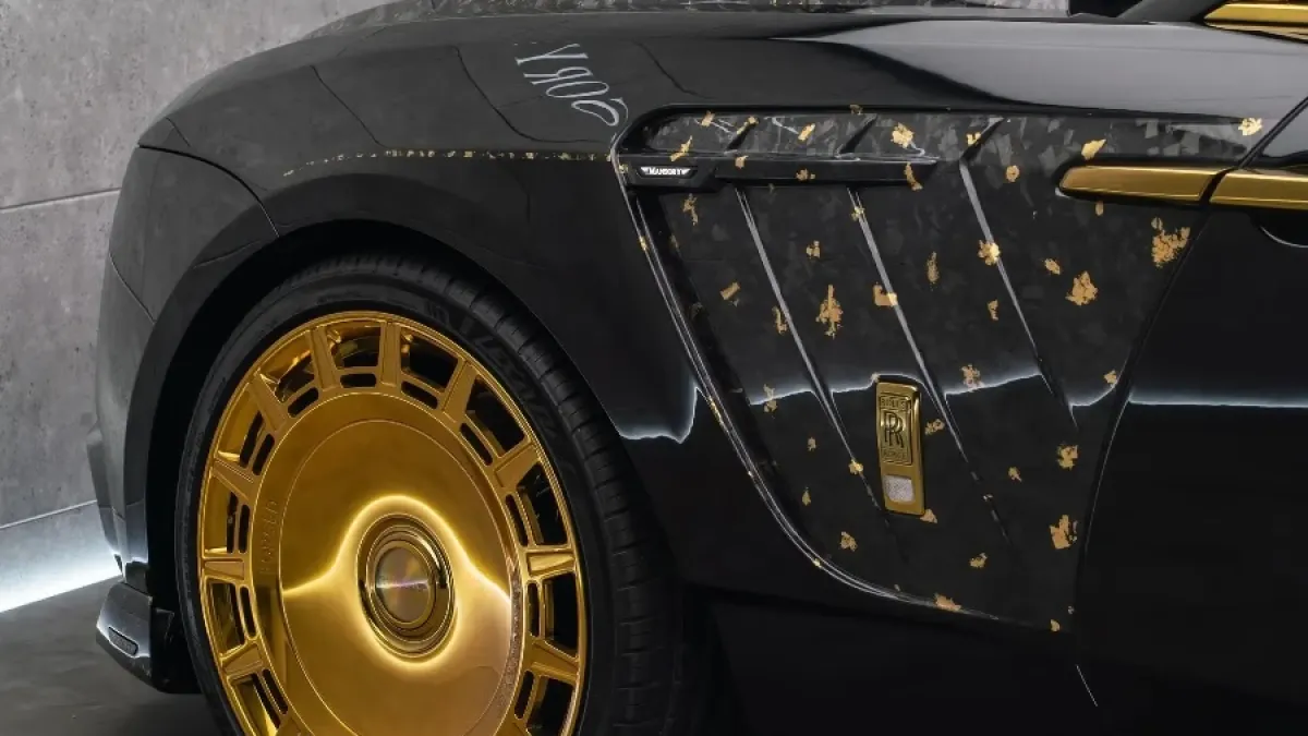 Лукс от най-висок клас: Пуснаха на пазара златен Rolls-Royce СНИМКИ