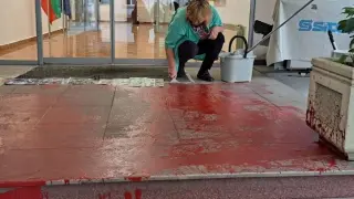 Среднощен екшън: Заляха с червена боя входа на МК, има задържан СНИМКИ