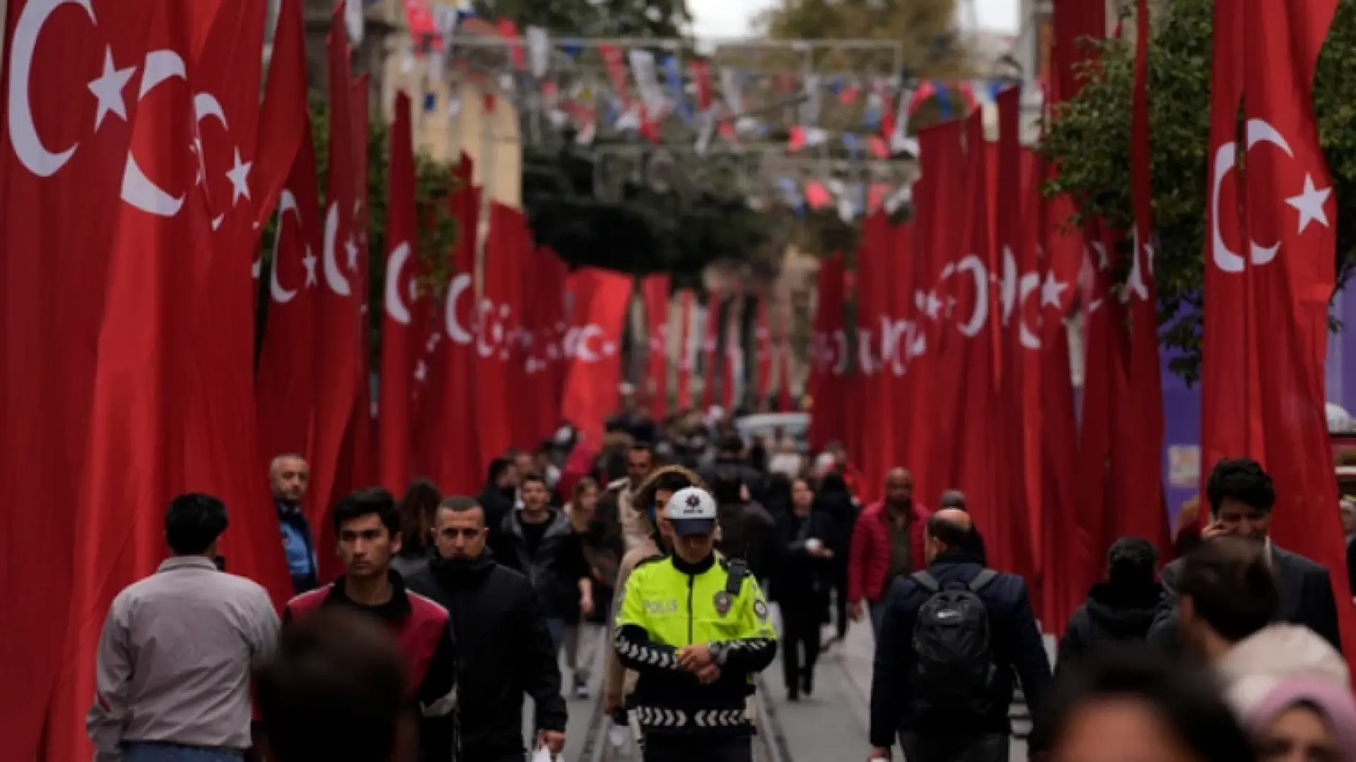 В Истанбул е страшно: Полицията закопча 1000, стотици хиляди разпитани