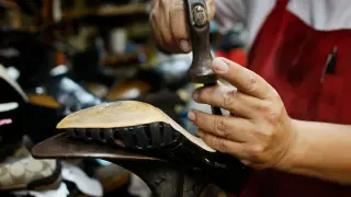 Изчезваща професия: Маратонките "изядоха" работата на обущарите ВИДЕО