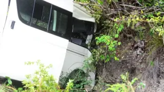 Автобус падна в пропаст: Най-малко осем души са загинали