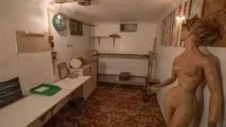 Третата световна война идва? Продава се бункер от Студената война със зловещ манекен СНИМКИ