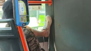 Млад мъж взриви мрежата с гнусна изцепка в трамвая ВИДЕО 