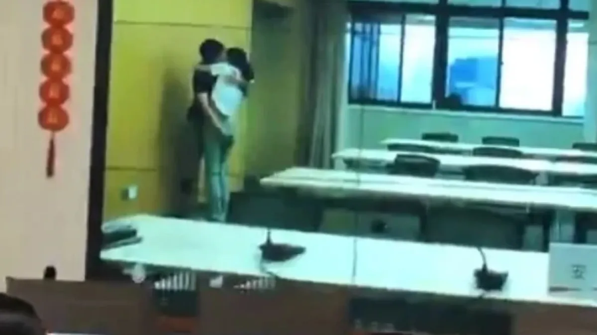 ВИДЕО 18+ запечата как колеги се целуват, без да знаят, че се излъчват в друг офис 