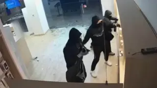 Да изчезнеш за 50 секунди: Дързък обир на магазин в София ВИДЕО