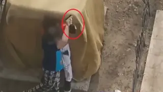 Смразяващо! Невръстни хлапета размахват зареден боен пистолет, ченгета стреляха и... ВИДЕО
