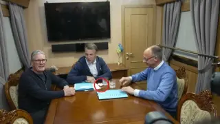 Мистериозно пликче на масата пред Макрон разбуни духовете, от офиса му трябваше да обясняват, че... ВИДЕО