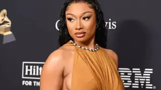 Популярна рапърка се показа с разголена рокля и прикова погледите СНИМКИ 18+