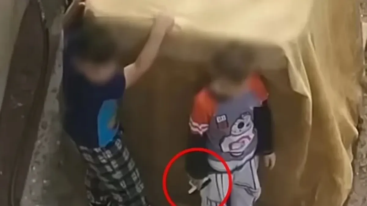 Вижте как полицаи обезоръжиха деца със зареден пистолет ВИДЕО 18+
