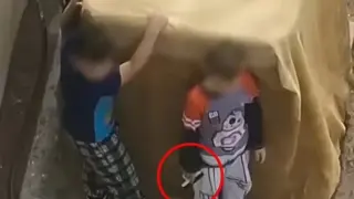 Вижте как полицаи обезоръжиха деца със зареден пистолет ВИДЕО 18+