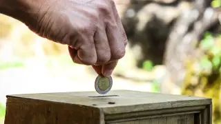 Какво се случва? Десетки кутии за дарения са откраднати от този човек