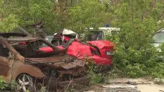 Абитуриенти получават напътствия как да шофират на бала сред смачкани автомобили ВИДЕО