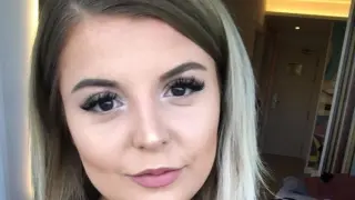 Хубавица ослепя, следвайки рецепта от нета за готвене на яйца