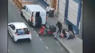 Посред бял ден! Покушение срещу дъщерята на крипто магнат в Париж, проля се много кръв ВИДЕО 18+