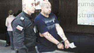 Скандални разкрития за закопчания граничен полицай и любовницата му