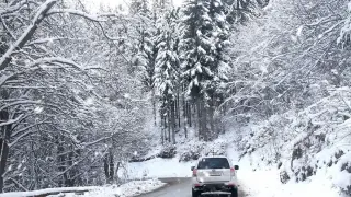 Извънредна ситуация затвори пътя Смолян - Пловдив през Рожен, вали сняг над...