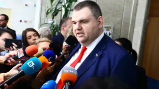 Пеевски хвърли ръкавицата към властта и разби Радев: Несъстоятелен човек! БЛИЦ Live