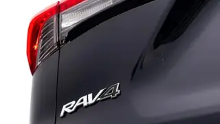 Показаха новия кросоувър Toyota RAV4 на първите официални СНИМКИ