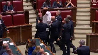 Не е истина: Вижте защо изгониха депутат от парламента на Италия ВИДЕО